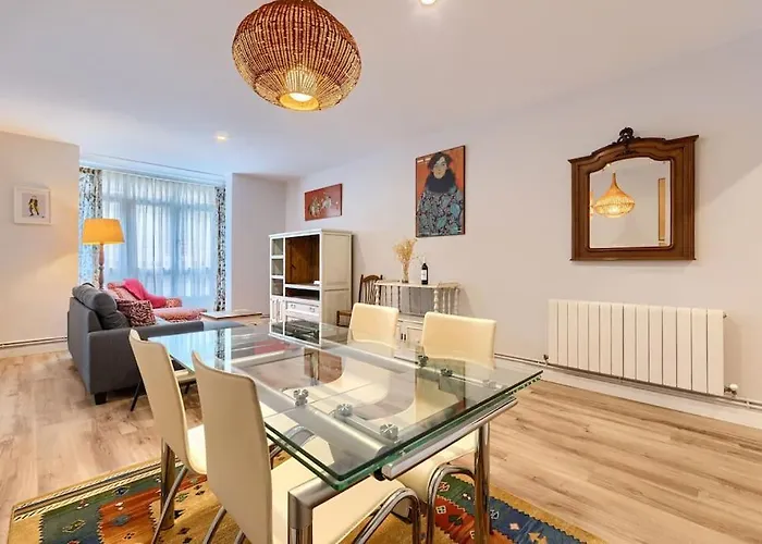 42nd Station By Next Stop Apartment